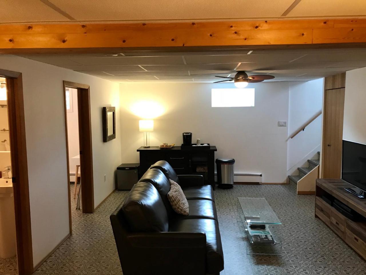 Our Cabin Bed & Breakfast Yellowknife Buitenkant foto